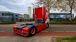 20251019-Tom-Holding-00036